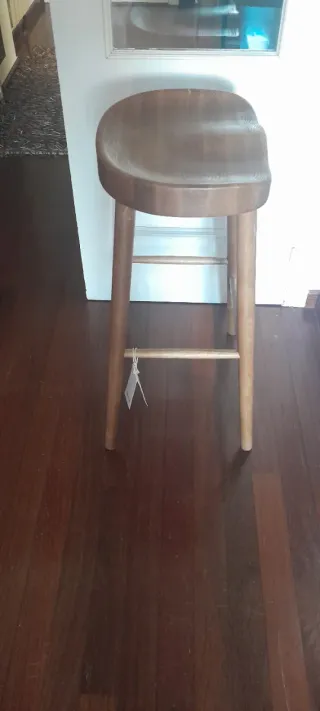 Sgabello da bar in legno in buone condizioni