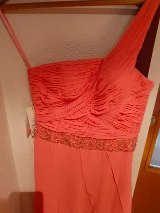 Vestido de fiesta coral con un hombro