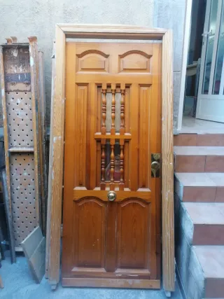 Puerta de entrada de madera,marco también 2,03*82