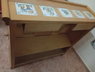 Barra de madera con azulejos decorativos