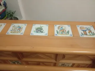 Barra de madera con azulejos decorativos