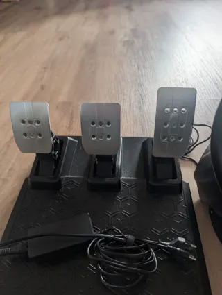 Thrustmaster T248 Volante y Pedales.