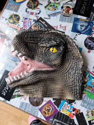 Máscara de dinosaurio realista