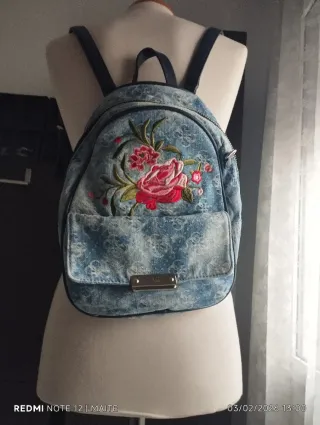 Mochila Guess vaquera bordada