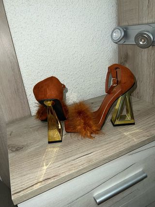 Sandalias Tacon Peludas Marrones y Doradas