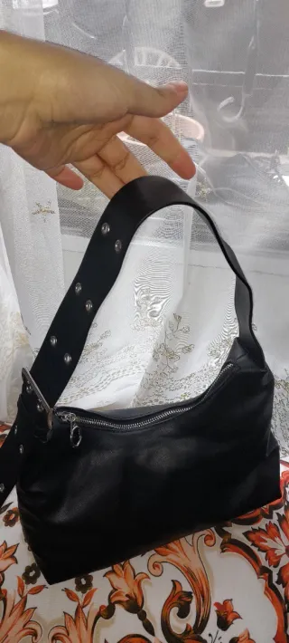 Bolso negro de cuero con tachuelas