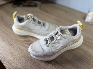 Zapatillas Lacoste grises y blancas