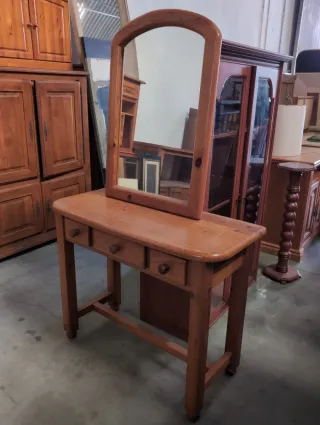 Escritorio tocador de madera con espejo.