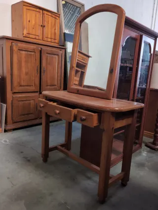 Escritorio tocador de madera con espejo.