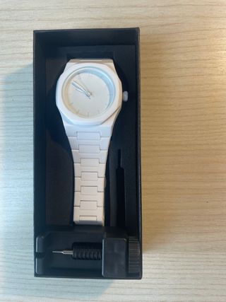 Reloj moderno blanco