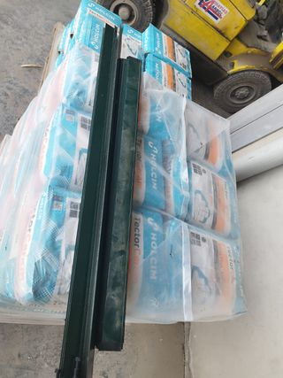 Ventana aluminio verde con persiana