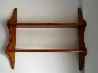 Estantería de madera rústica