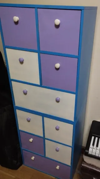 Estantería de madera azul, banca y morada.