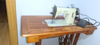Máquina de coser Alfa antigua con motor