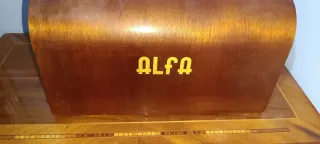 Máquina de coser Alfa antigua con motor