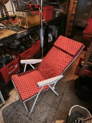 Tumbona plegable roja con lunares blancos