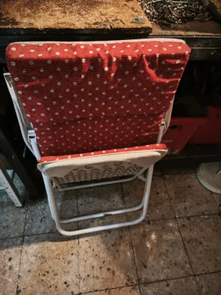 Tumbona plegable roja con lunares blancos