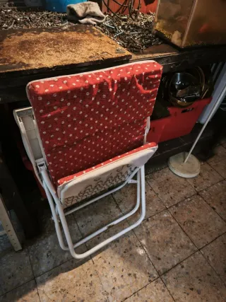 Tumbona plegable roja con lunares blancos