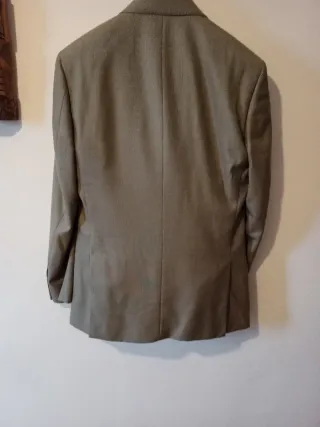 Traje de caballero beige con camisa y corbata