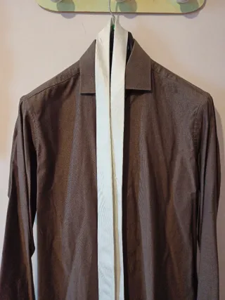 Traje de caballero beige con camisa y corbata