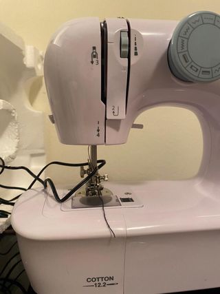 Máquina de coser Solac blanca y azul