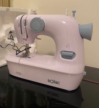 Máquina de coser Solac blanca y azul