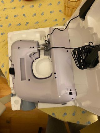 Máquina de coser Solac blanca y azul