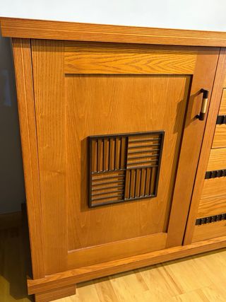 Aparador de madera maciza y metal.