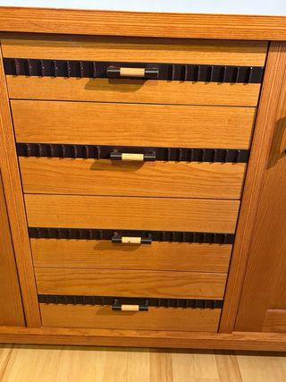 Aparador de madera maciza y metal.