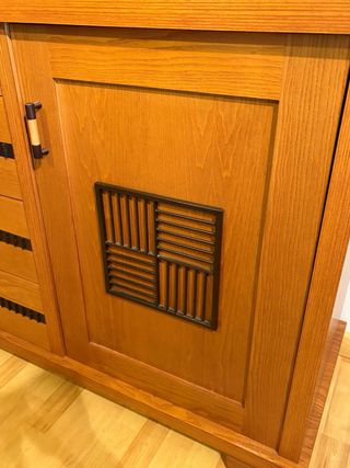 Aparador de madera maciza y metal.