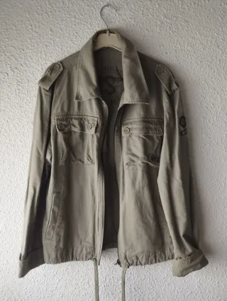 Cazadora verde militar entretiempo