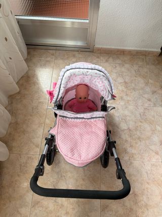 Carrito de bebé de juguete rosa