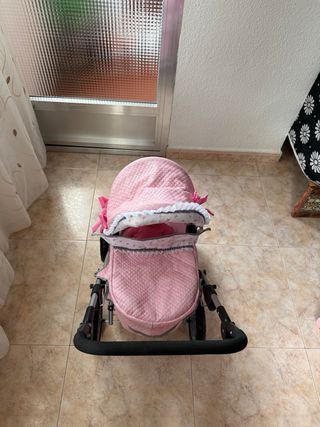 Carrito de bebé de juguete rosa