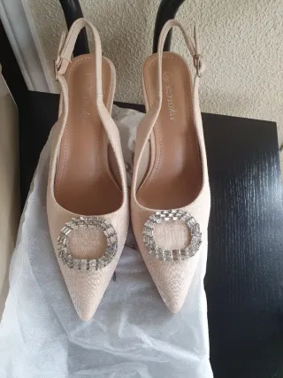 Zapatos beige tacón fino con pedrería