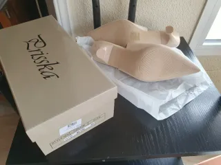 Zapatos beige tacón fino con pedrería