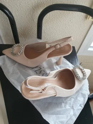 Zapatos beige tacón fino con pedrería