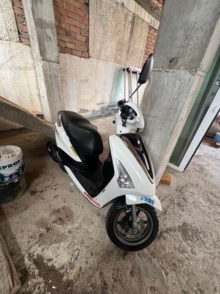 - Yamaha Delight Scooter Blanca -Moto Muy Nueva.