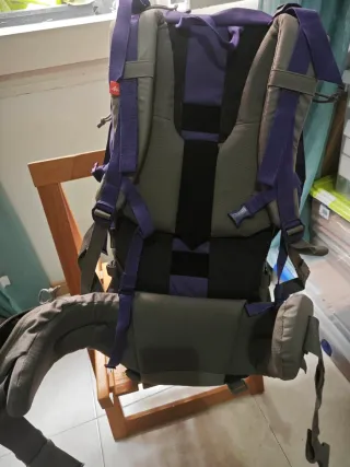 Mochila Quechua 50L Gris y Morado