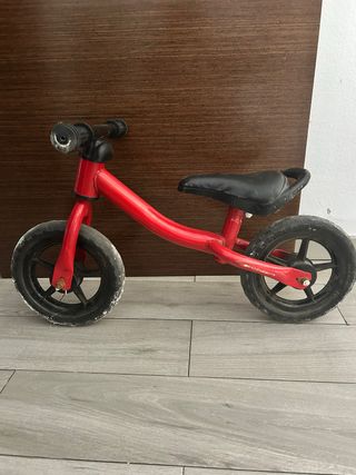 Bicicleta de equilibrio roja
