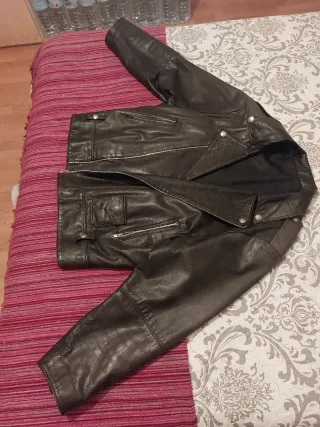 Cazadora de cuero negra talla XL con cinturón