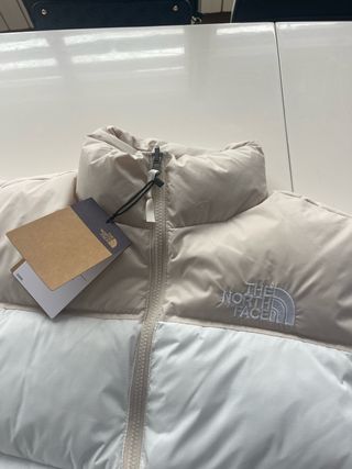 Cazadora The North Face blanca y beige