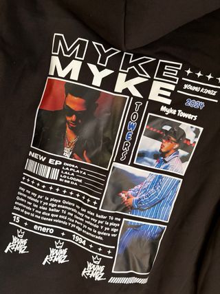 Sudadera negra de Myke Towers