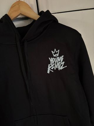 Sudadera negra de Myke Towers