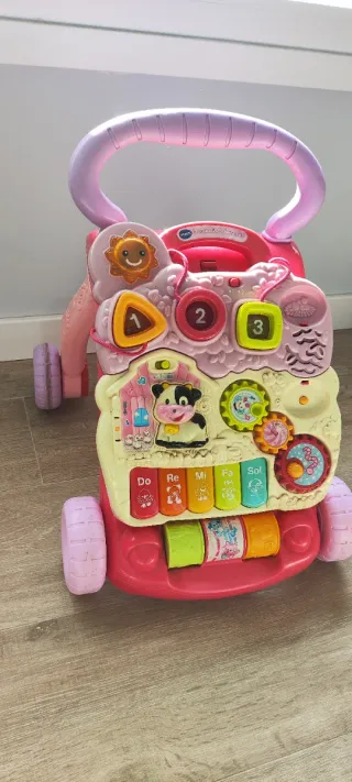 Correpasillos musical rosa para bebés