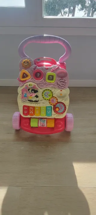 Correpasillos musical rosa para bebés