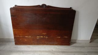 Cabecero antiguo de madera .