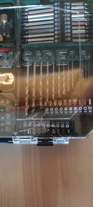 Taladro con varios accesorios