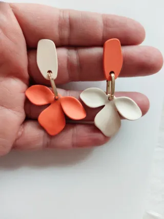 Pendientes pétalos naranja y beige