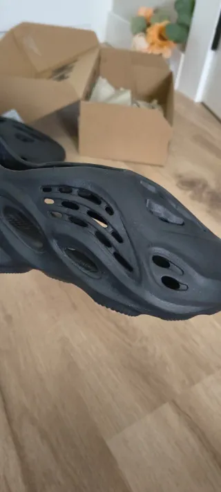 Adidas Yeezy Foam talla 40 1/2 color negro.