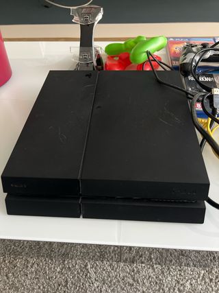 PS4 500GB + 5 Giochi + 3 Controller